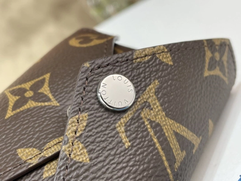 LV Wallets 4365A-0326