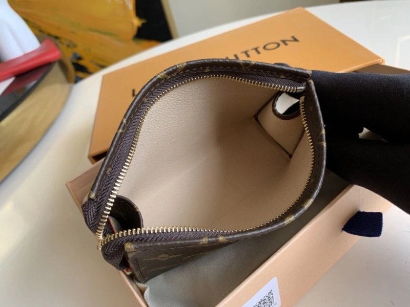 LV Wallets 4365I-0076