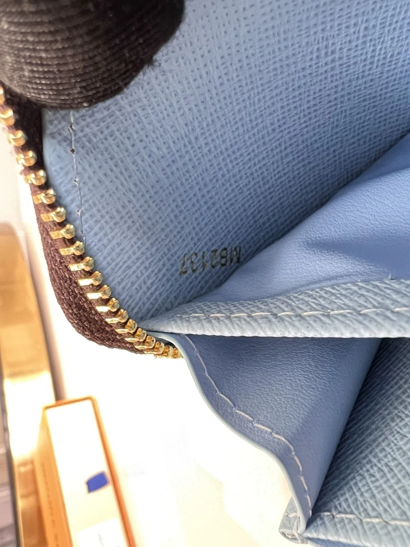 LV Wallets 4365I-0421